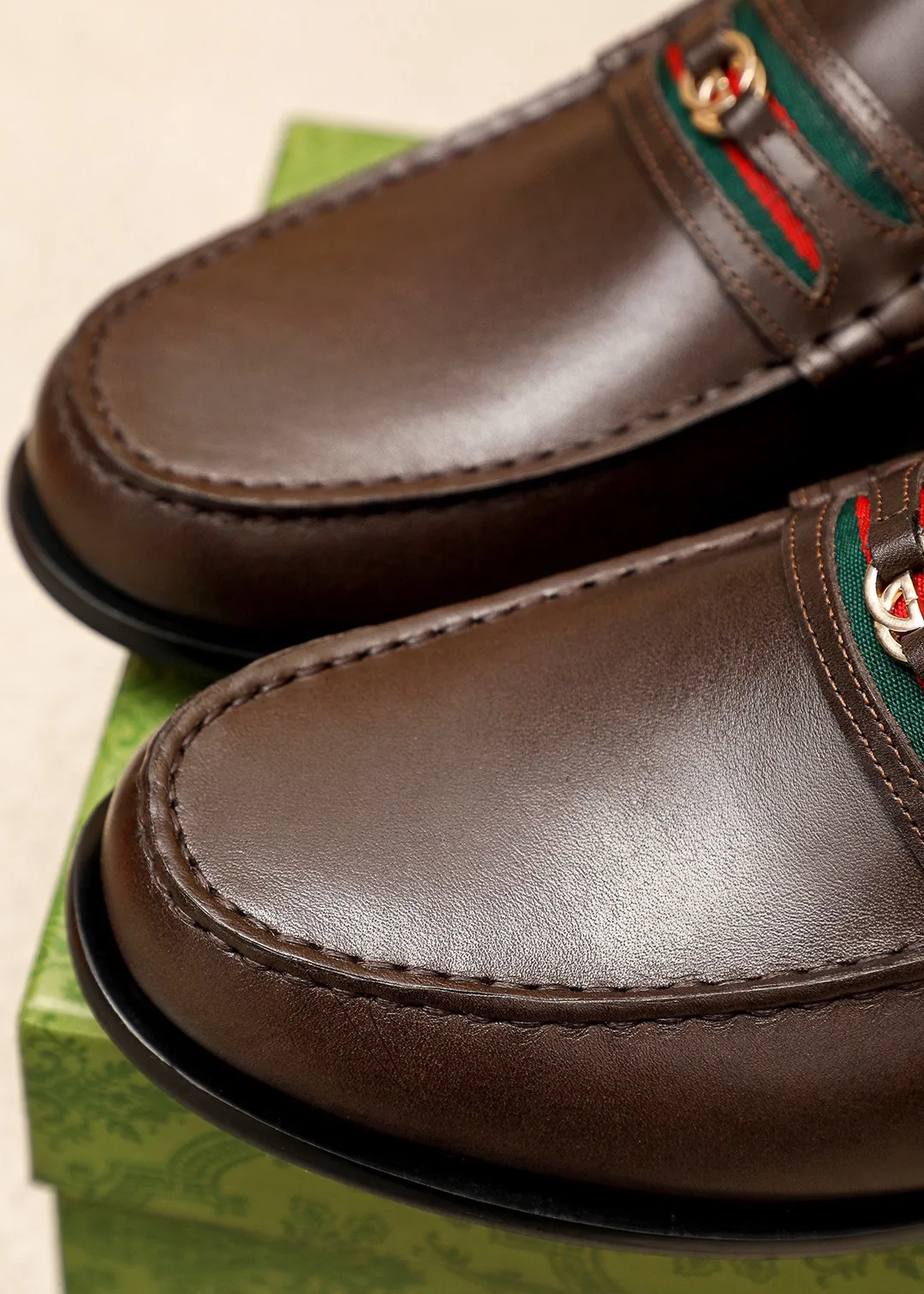 Men's shoes 💰480 💐 Product trademark: GUCCI "Gucci" casual leather shoes Regular size: 38-44 (45.46.47🉑️customized) Product materials: Selected imported first-layer calfskin upper + classic hardware buckle, imported cowhide leather lining. Strong three-dimensional visual effect, original combination outsole Color: 2⃣️colors available